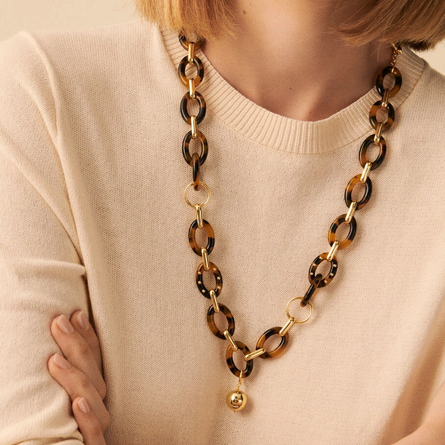 Collier Mi-long BOUCLE - Ecaille / Doré 4 Collier Mi-long BOUCLE - Ecaille / Doré – Image 2